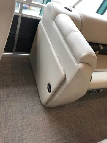 Slide: The Image of Sun Tracker PB 22RF XP3 2025 - 18