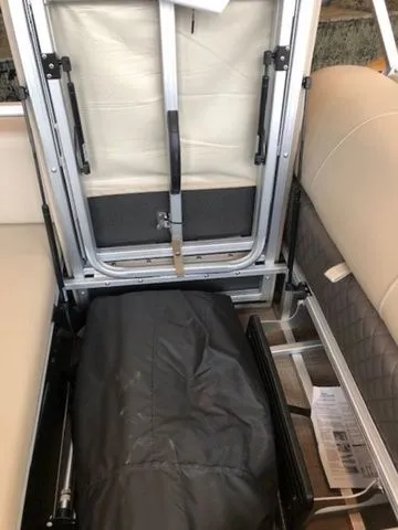 Slide: The Image of Sun Tracker PB 22RF XP3 2025 - 31