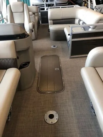 Slide: The Image of Sun Tracker PB 22RF XP3 2025 - 33