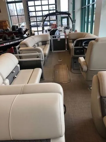 Slide: The Image of Sun Tracker PB 22RF XP3 2025 - 34