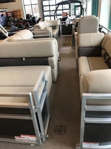 Slide: The Image of Sun Tracker PB 22RF XP3 2025 - 35