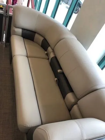 Slide: The Image of Sun Tracker PB 22RF XP3 2025 - 51