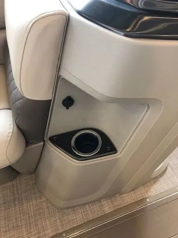 Slide: The Image of Sun Tracker PB 22RF XP3 2025 - 52