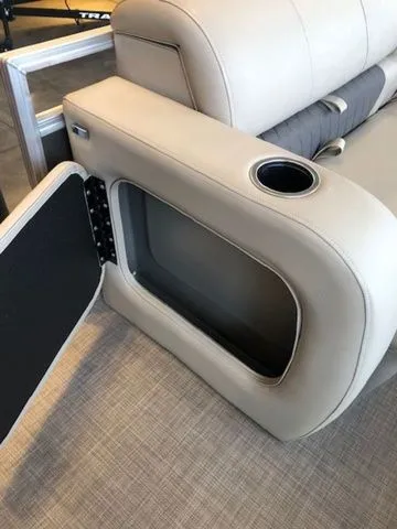 Slide: The Image of Sun Tracker PB 22RF XP3 2025 - 53