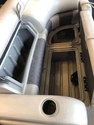 Slide: The Image of Sun Tracker PB 22RF XP3 2025 - 6