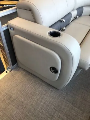 Slide: The Image of Sun Tracker PB 22RF XP3 2025 - 7