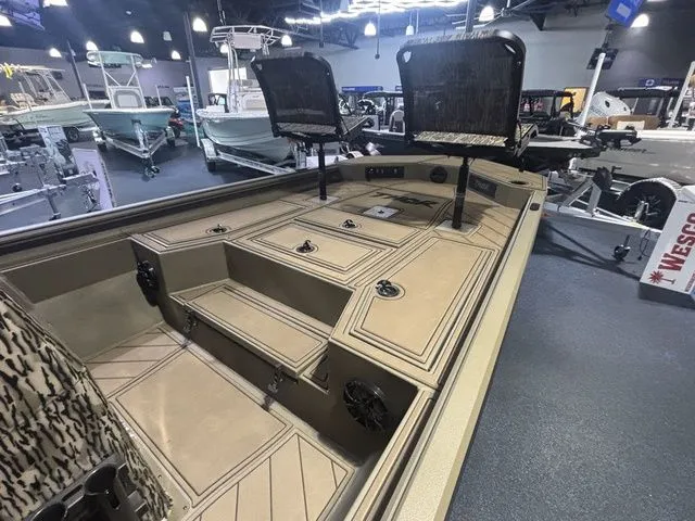 Slide: The Image of Thor 1900 Lake Hammer Center Console Elite 2026 - 14