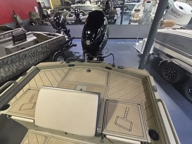 Slide: The Image of Thor 1900 Lake Hammer Center Console Elite 2026 - 25