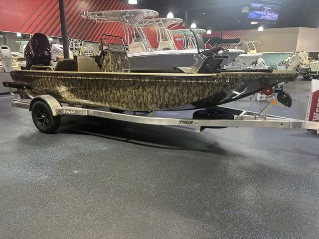 Slide: The Image of Thor 1900 Lake Hammer Center Console Elite 2026 - 3