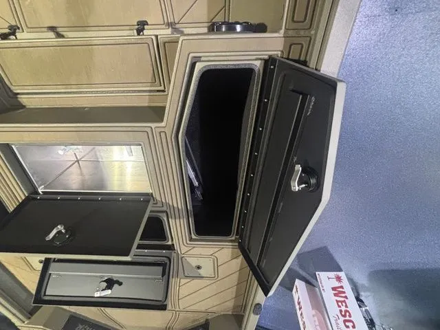 Slide: The Image of Thor 1900 Lake Hammer Center Console Elite 2026 - 30