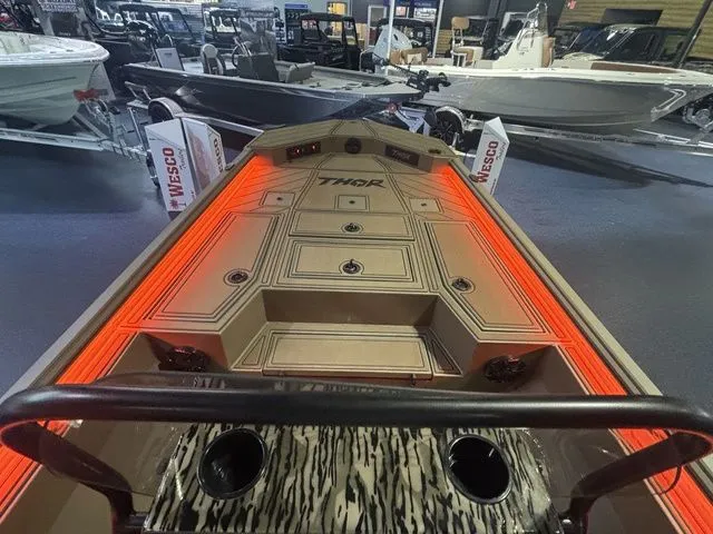 Slide: The Image of Thor 1900 Lake Hammer Center Console Elite 2026 - 32