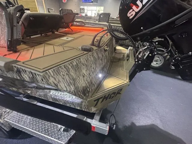 Slide: The Image of Thor 1900 Lake Hammer Center Console Elite 2026 - 34