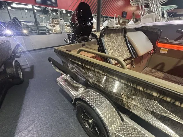 Slide: The Image of Thor 1900 Lake Hammer Center Console Elite 2026 - 36