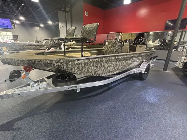 Slide: The Image of Thor 1900 Lake Hammer Center Console Elite 2026 - 4