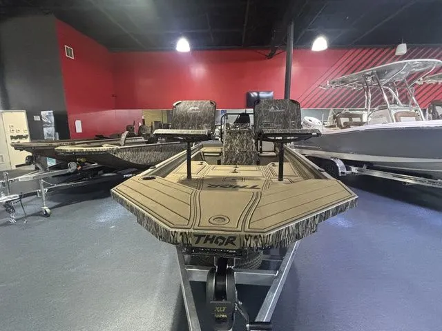 Slide: The Image of Thor 1900 Lake Hammer Center Console Elite 2026 - 6