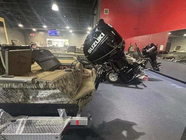 Slide: The Image of Thor 1900 Lake Hammer Center Console Elite 2026 - 8