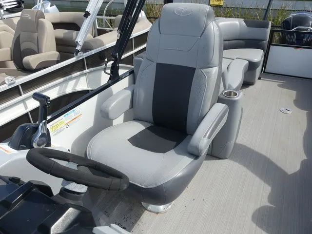 Slide: The Image of Veranda VR22RC Tri-Toon 2022 - 11