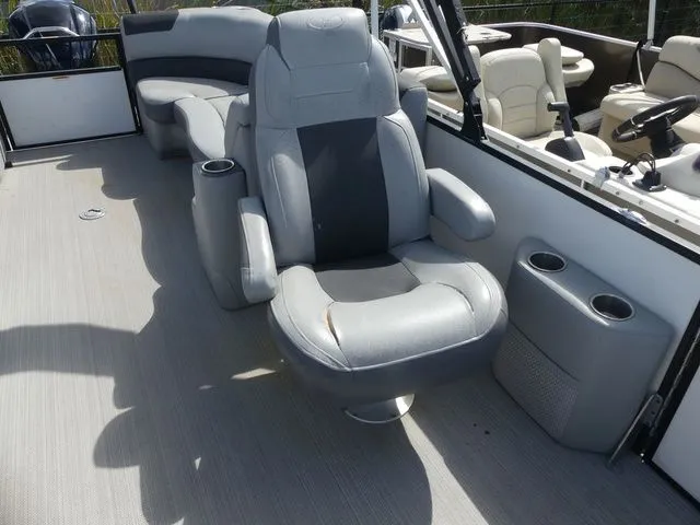 Slide: The Image of Veranda VR22RC Tri-Toon 2022 - 12