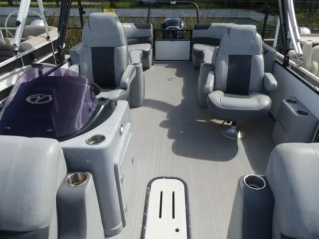 Slide: The Image of Veranda VR22RC Tri-Toon 2022 - 13