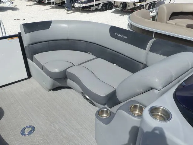 Slide: The Image of Veranda VR22RC Tri-Toon 2022 - 14