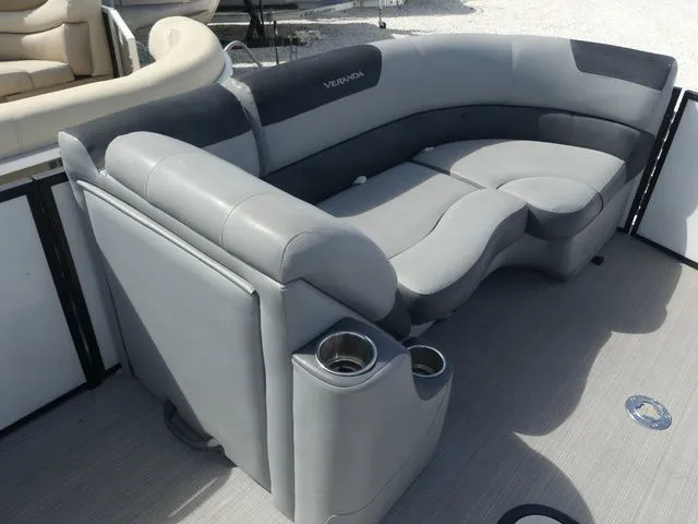 Slide: The Image of Veranda VR22RC Tri-Toon 2022 - 15