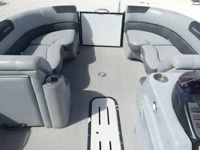 Slide: The Image of Veranda VR22RC Tri-Toon 2022 - 16