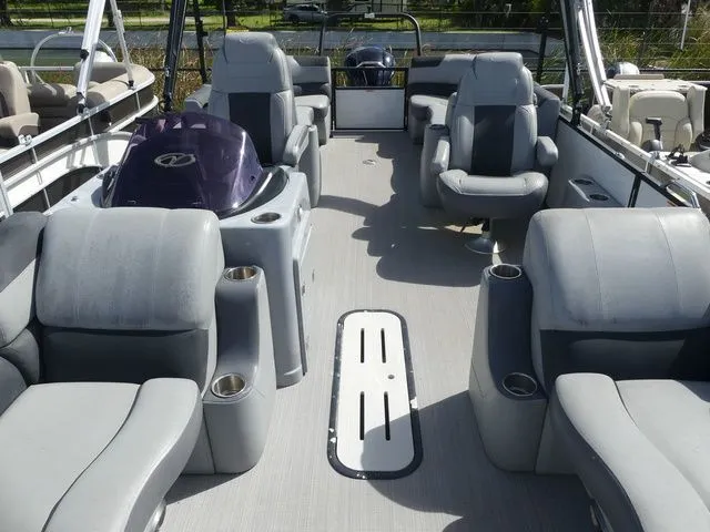 Slide: The Image of Veranda VR22RC Tri-Toon 2022 - 17