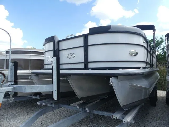 Slide: The Image of Veranda VR22RC Tri-Toon 2022 - 3