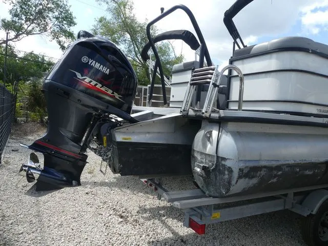 Slide: The Image of Veranda VR22RC Tri-Toon 2022 - 4