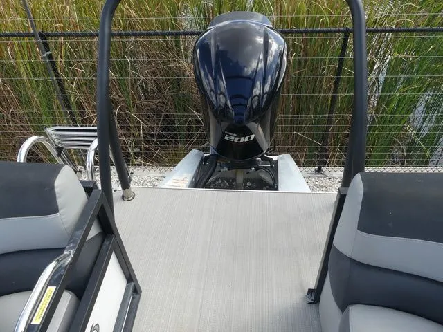 Slide: The Image of Veranda VR22RC Tri-Toon 2022 - 5