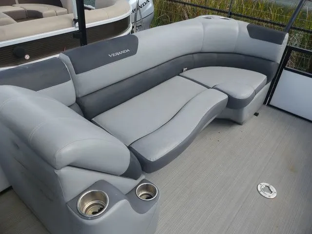 Slide: The Image of Veranda VR22RC Tri-Toon 2022 - 6