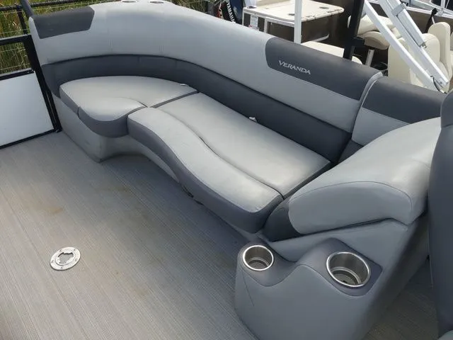 Slide: The Image of Veranda VR22RC Tri-Toon 2022 - 7