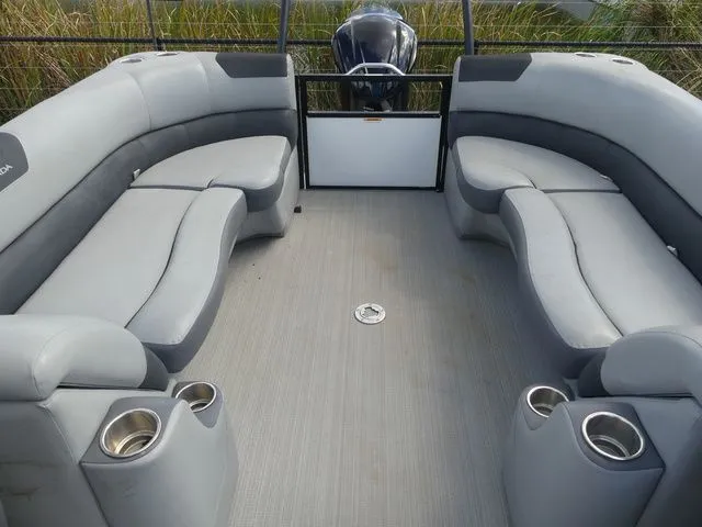 Slide: The Image of Veranda VR22RC Tri-Toon 2022 - 8