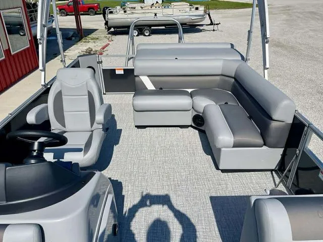 Slide: The Image of Landau Island Breeze 21C L-Shaped Rear powered by a 90HP 2026 - 10