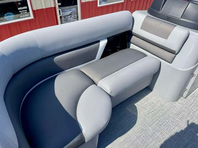 Slide: The Image of Landau Island Breeze 21C L-Shaped Rear powered by a 90HP 2026 - 9