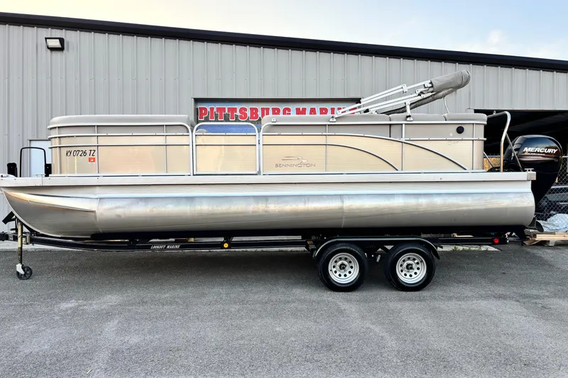 The Image of 2015 Bennington 24 SLX pontoon boat on trailer at Pittsburg Marine. - 0
