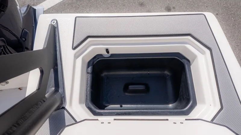 Slide: The Image of Starcraft SV 18 OB 2026 boat hatch with storage compartment. - 7