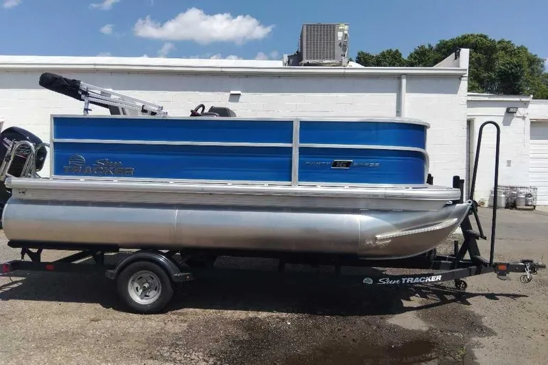 The Image of Sun Tracker Party Barge 16 DLX 2026 - undefined