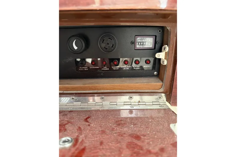 Slide: The Image of Indicator lights and engine hours total - 21