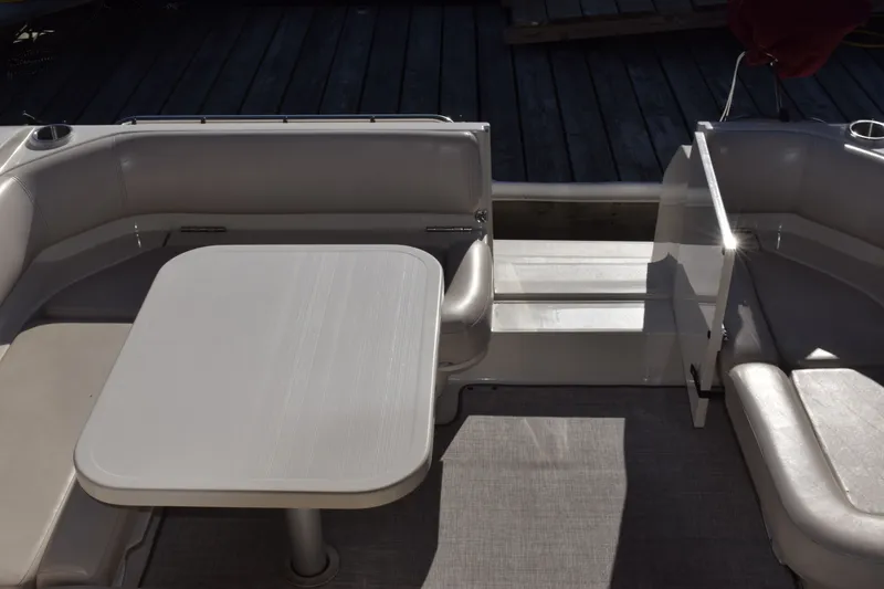 Slide: The Image of Regal Commodore 322 1997 - 18