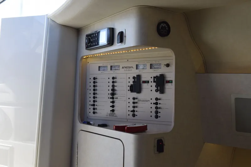 Slide: The Image of Regal Commodore 322 1997 - 24