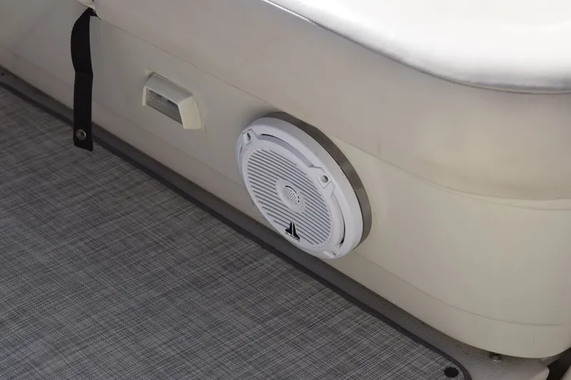 Slide: The Image of Regal Commodore 322 1997 - 39