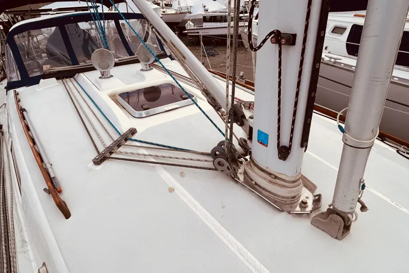Slide: The Image of Deck of a 2004 Sabre 426 sailboat with rigging and hatch. - 10