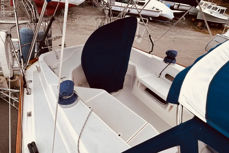 Slide: The Image of 2004 Sabre 426 sailboat cockpit with blue covers and seating area. - 13
