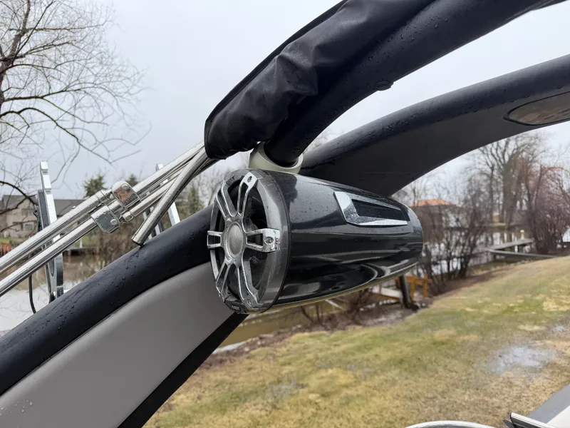 Slide: The Image of Speaker on a 2023 Tahoe WAKETOON boat in rainy weather. - 12