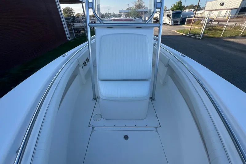 Slide: The Image of 2006 Fountain 23 Center Console boat interior with white seating and clean deck. - 25