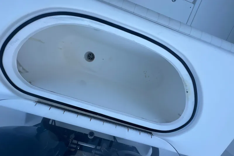 Slide: The Image of Livewell on a 2006 Fountain 23 Center Console boat, featuring a clean interior. - 26