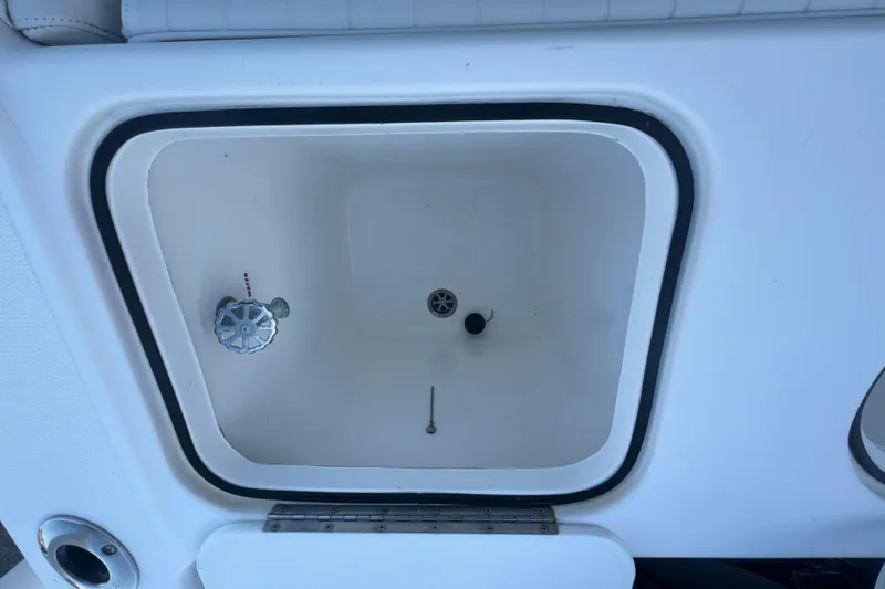 Slide: The Image of 2006 Fountain 23 Center Console boat sink with faucet and drain. - 27
