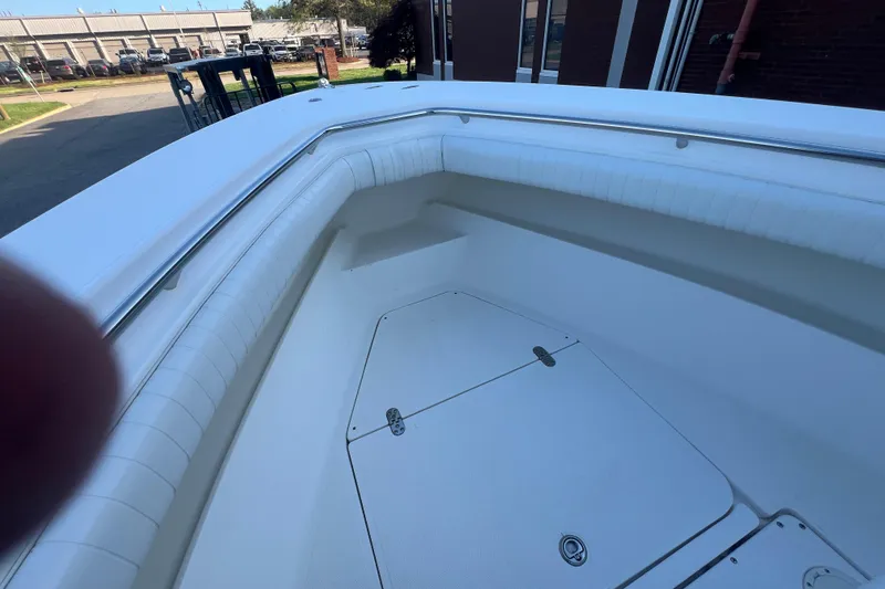 Slide: The Image of 2006 Fountain 23 Center Console boat interior with white seating and storage compartments. - 31