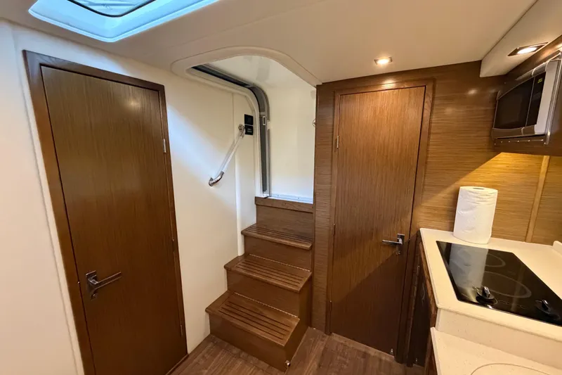 Slide: The Image of Kohler Advanced Digital Control II displaying 421.0 hours on a 2015 Cruisers Yachts 390 Express Coupe. - 21